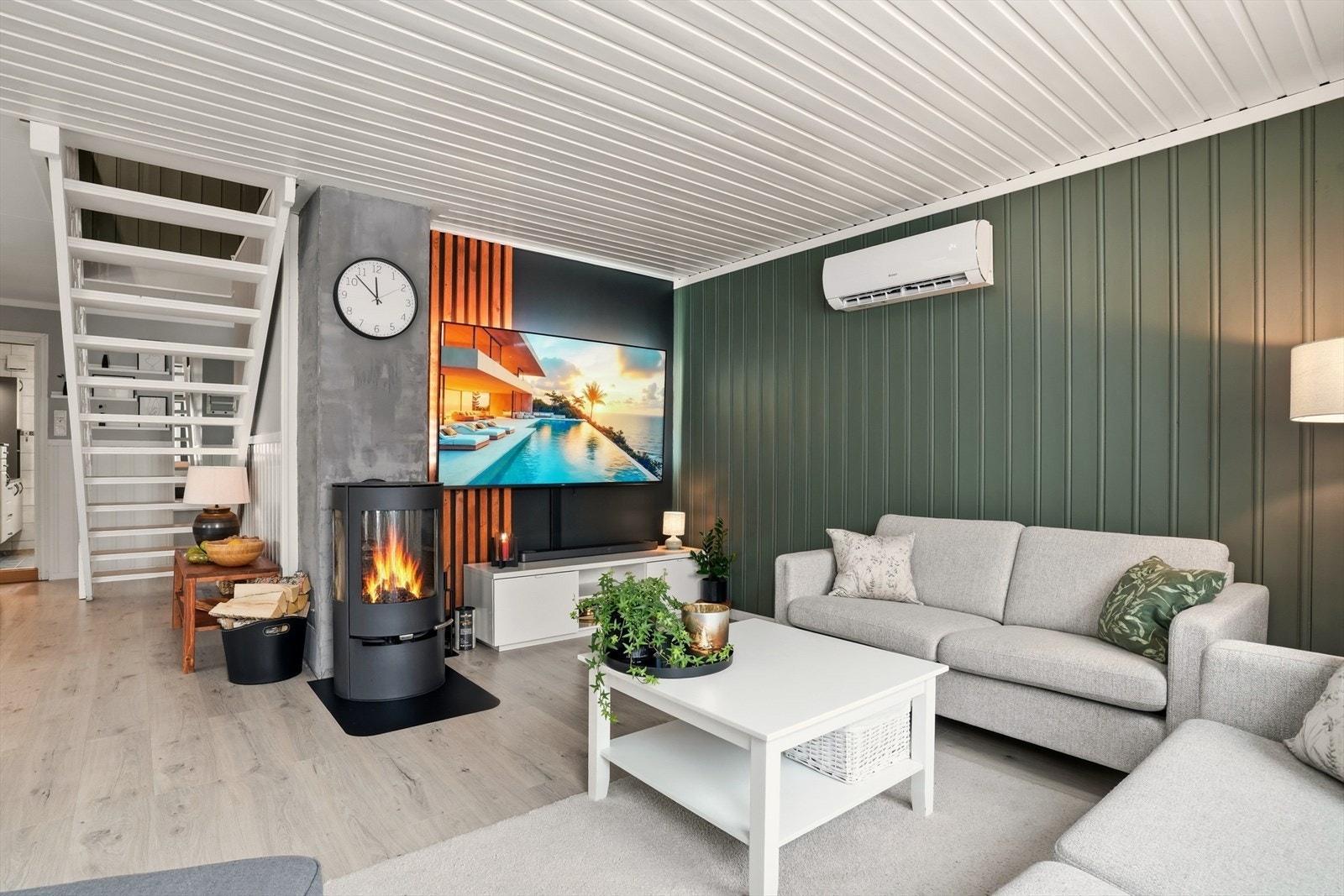 Stue med peisovn, trappeløsning og god plass til møblering. Galleribilde