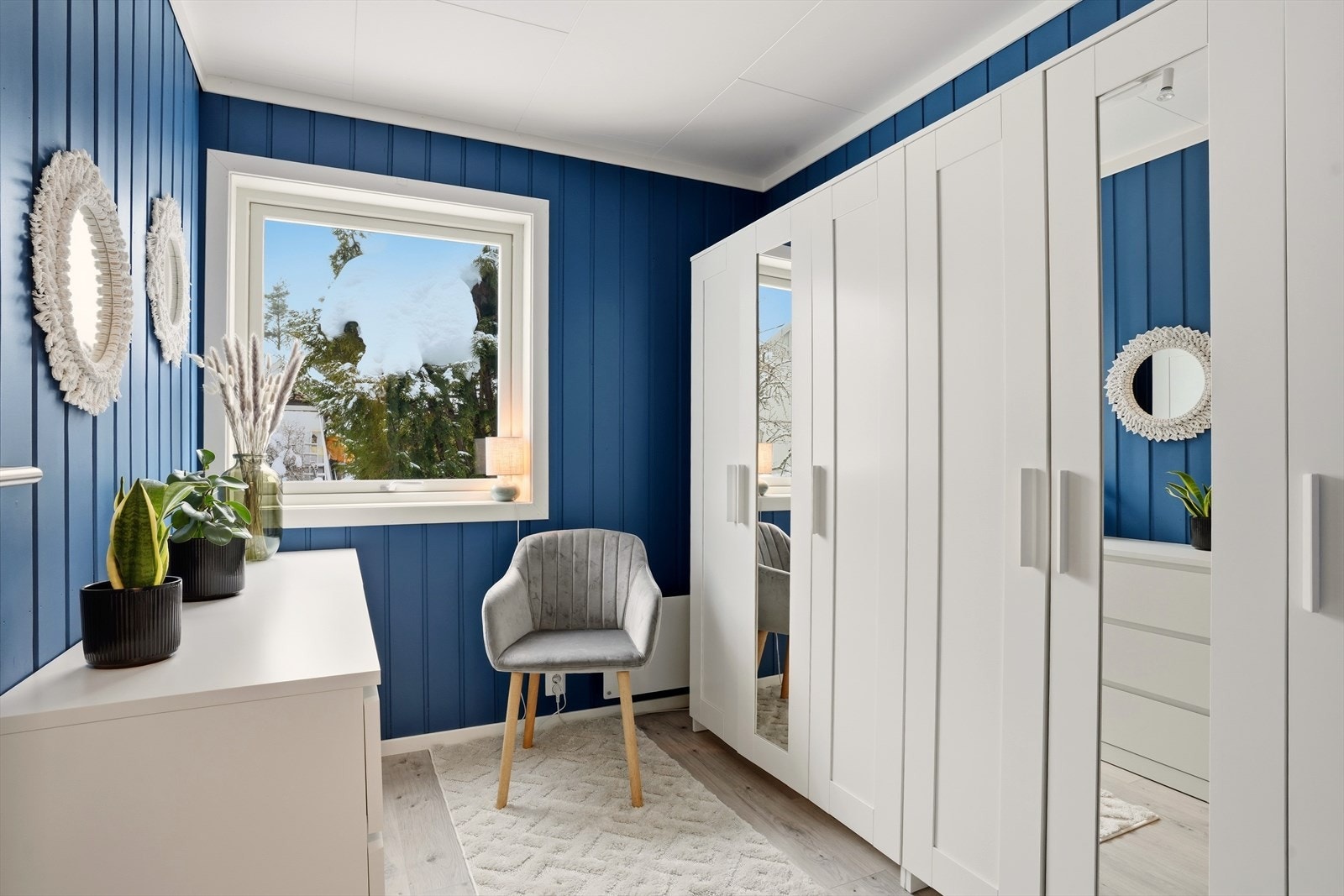 Lyst og innbydende rom med god plass til garderobe og fleksibel bruk som soverom eller kontor. Galleribilde