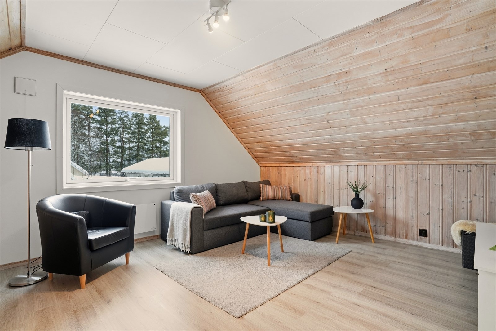 Lys loftstue med store skyvedører. Galleribilde