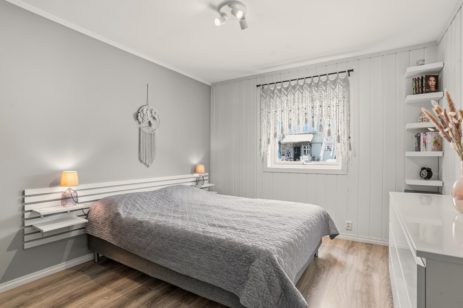 Lyst og romslig soverom med god plass til dobbeltseng og oppbevaring. Galleribilde