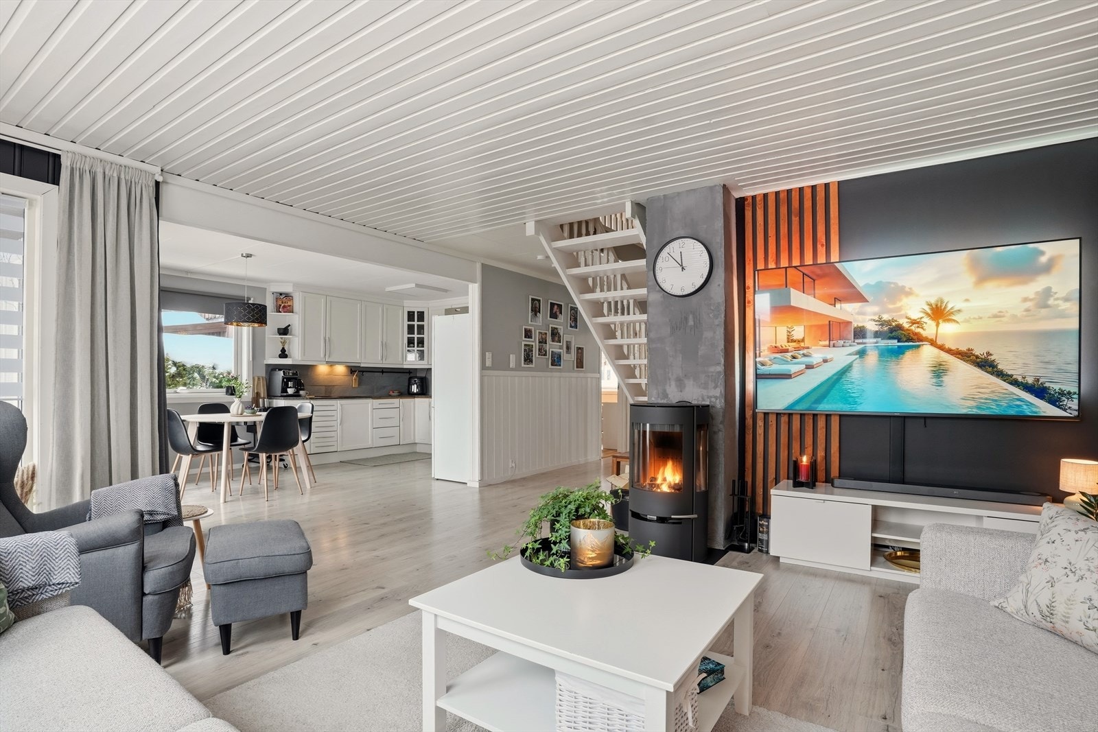 Åpen og luftig planløsning som binder kjøkken og stue sammen- perfekt for både hverdag og sosiale sammenkomster. Galleribilde