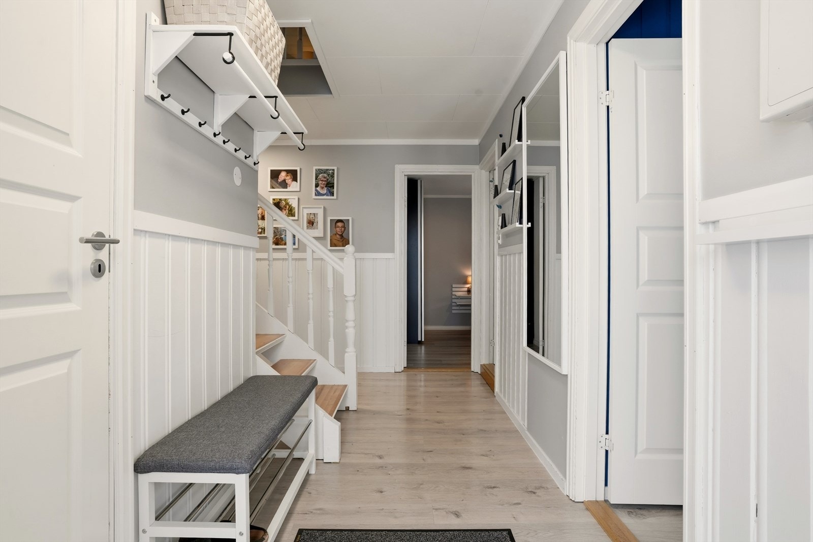 Pen gang med god plass til oppbevaring og adkomst til flere av boligens rom. Galleribilde