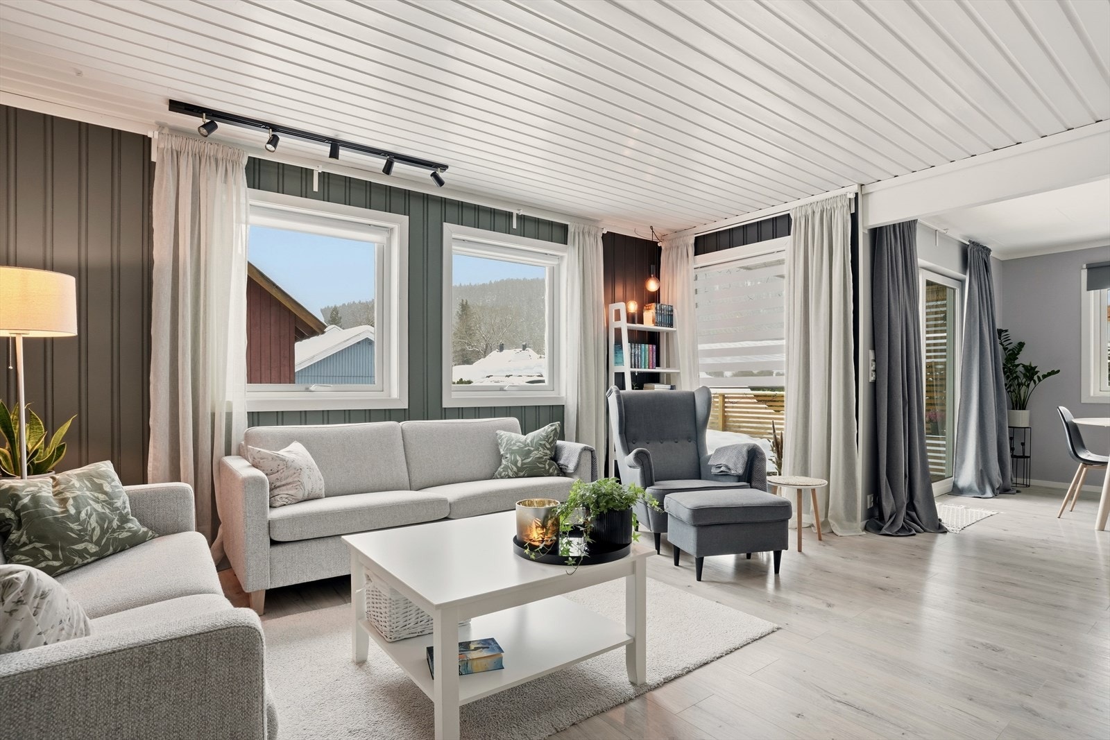 Stuedel med store vindusflater som gir godt lysinnslipp og rom for flere møbleringsløsninger. Galleribilde