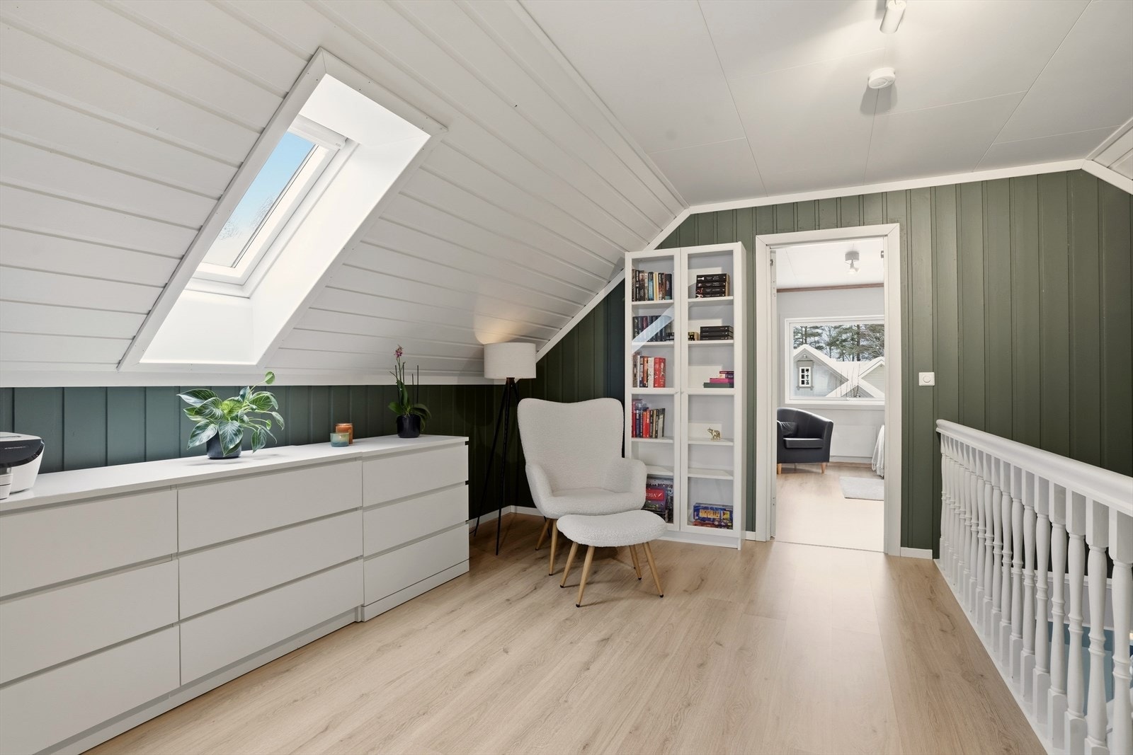 Trivelig loftstue med skråhimling, takvindu og plass til både sittegruppe og bokhylle. Galleribilde