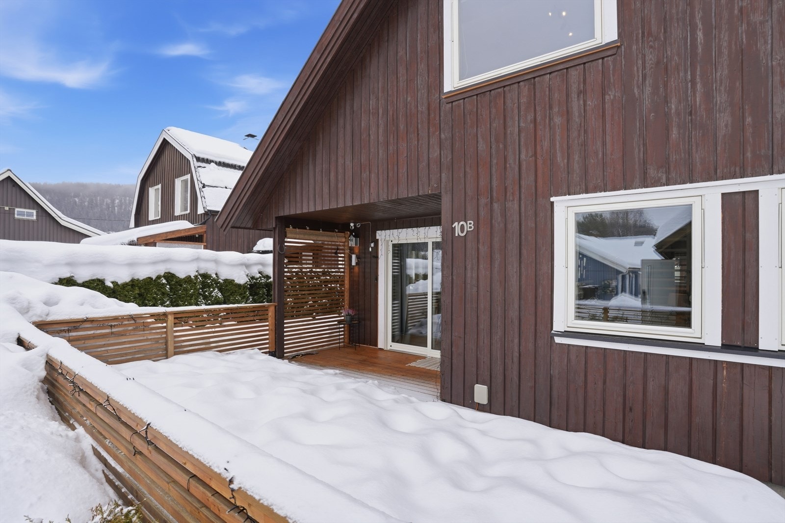 Terrasse med overbygg over terrassedør. Galleribilde