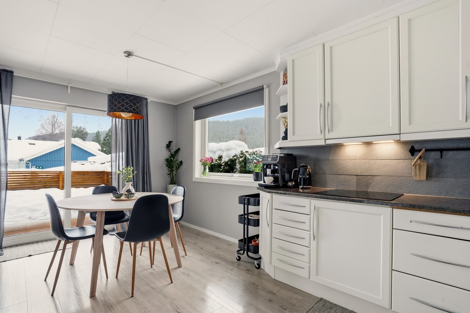 Lyst og innbydende kjøkken med åpen løsning og god plass til spisebord. Store vindusflater og skyvedør gir rikelig med dagslys. Galleribilde