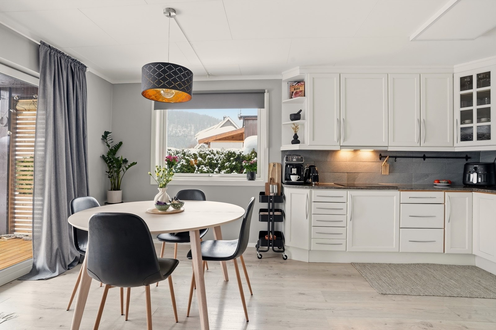Romslig kjøkken med god skapplass, praktisk spiseplass og direkte adkomst til uteområdet. Galleribilde