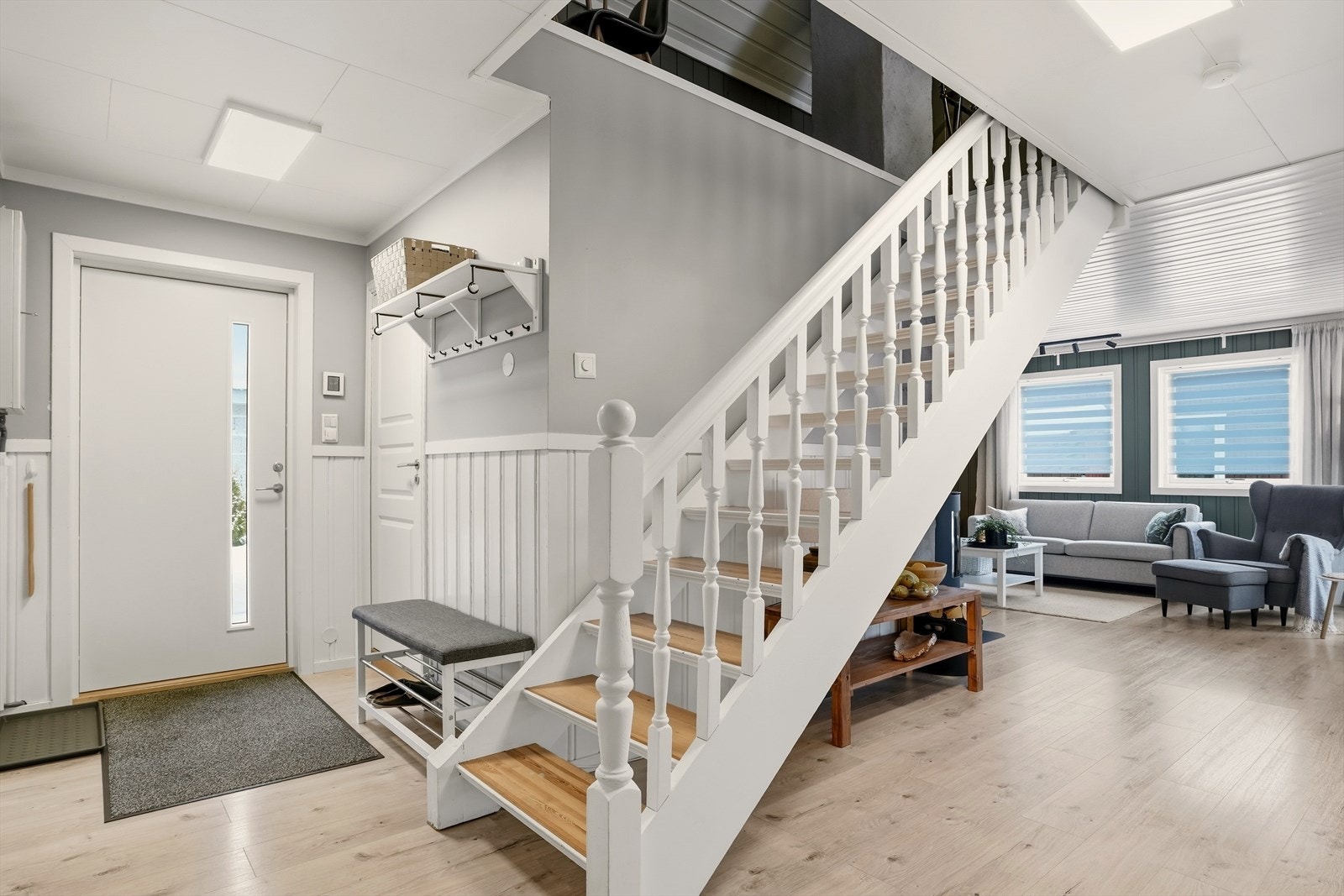 Lys og romslig entré med god oppbevaringsplass og praktisk trappeløsning som binder etasjene fint sammen. Galleribilde