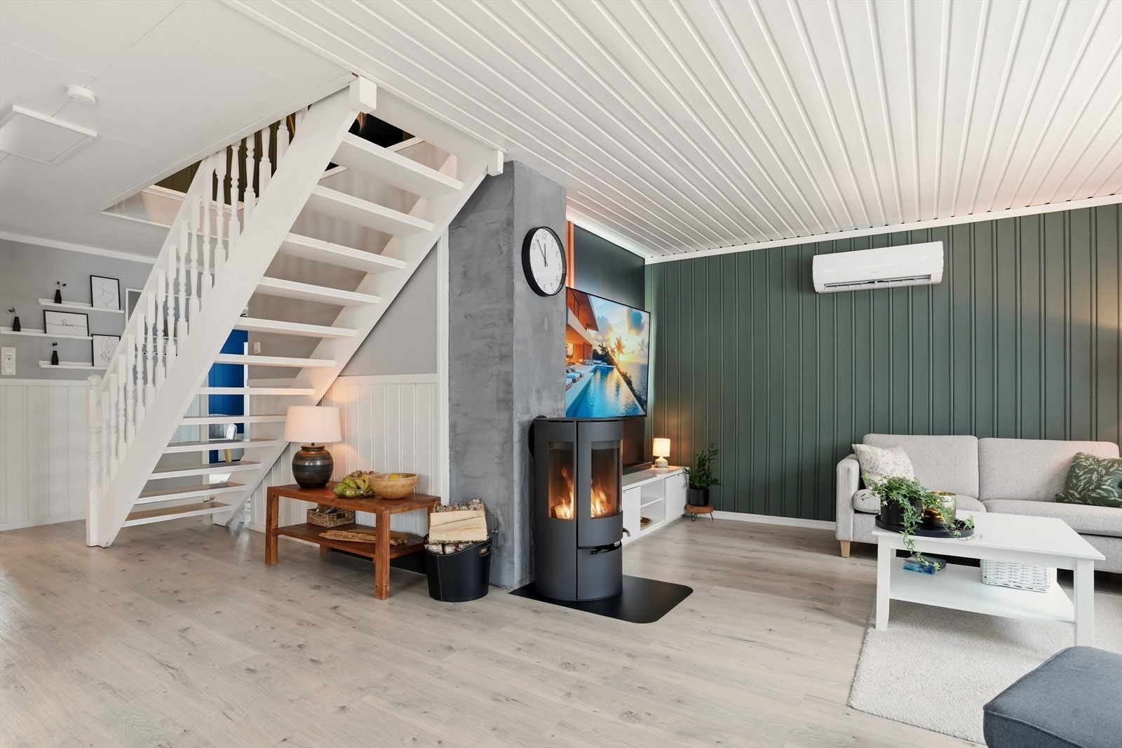 Innbydende stue med vedovn og godt lysinnslipp - et hyggelig samlingspunkt for både hverdag og helg. Galleribilde