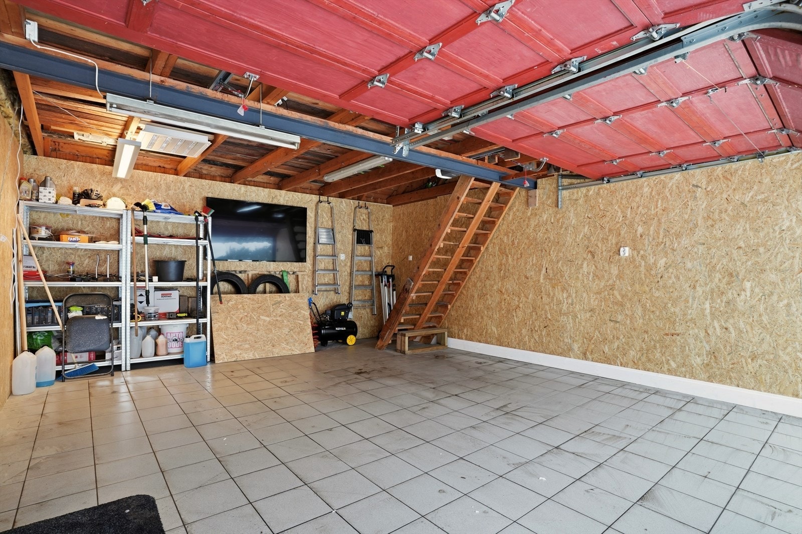 Praktisk dobbelgarasje med god takhøyde, lagringsplass og oppbevaringsmuligheter. Galleribilde