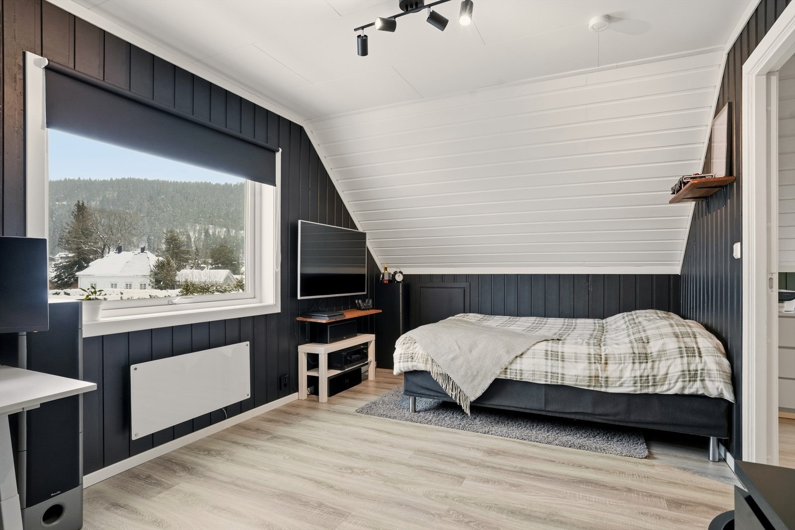 Stort soverom med god plass til seng, arbeidsplass og oppbevaring, samt utsyn mot nærområdet. Galleribilde