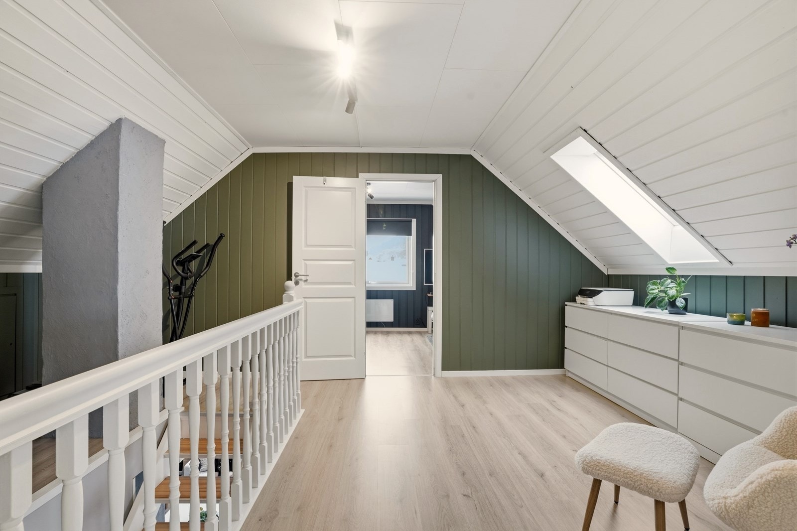 Lys og romslig loftstue med god plass til oppbevaring og møblering- et praktisk ekstra oppholdsrom. Galleribilde