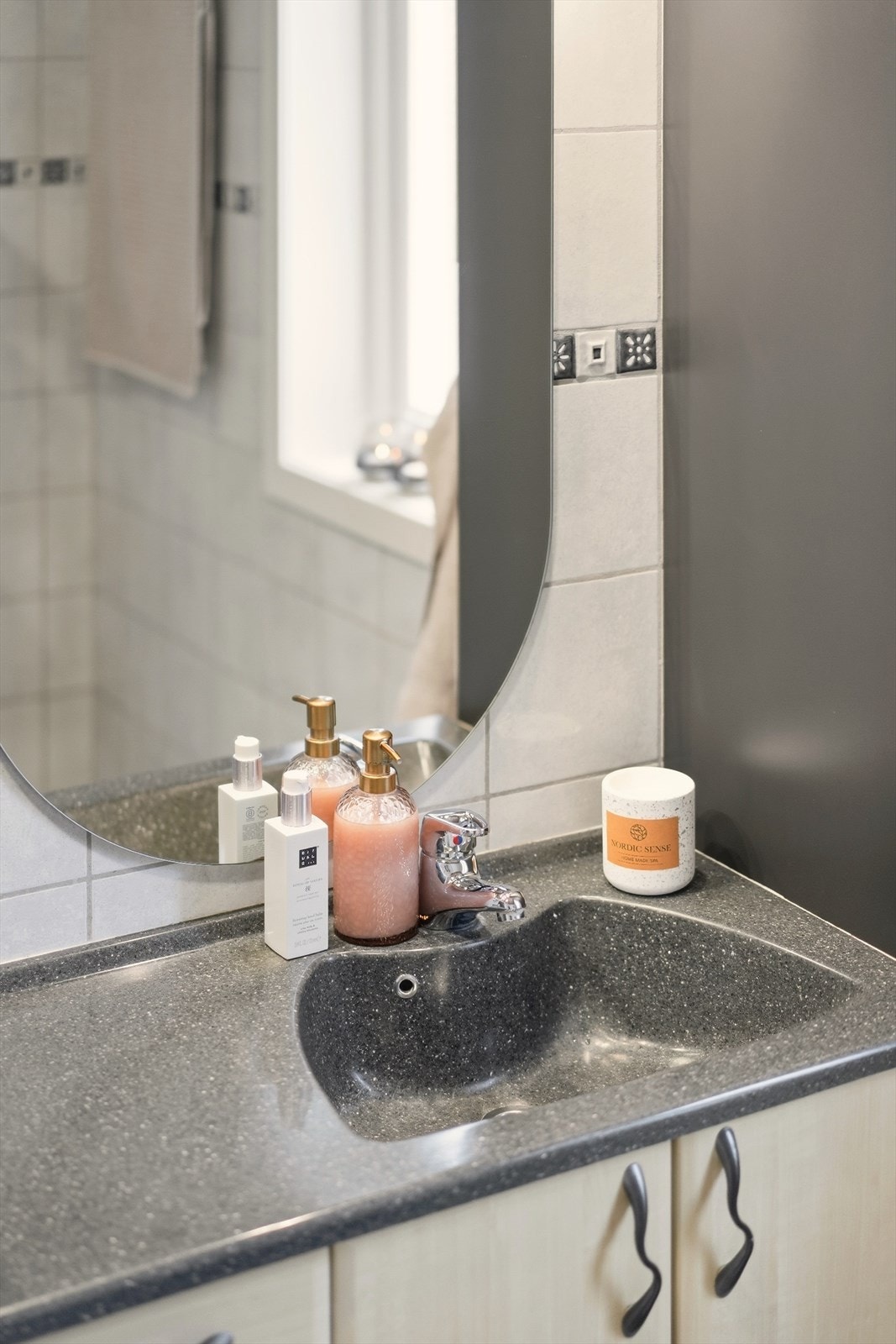 Stilrent servantområde med god belysning. Galleribilde