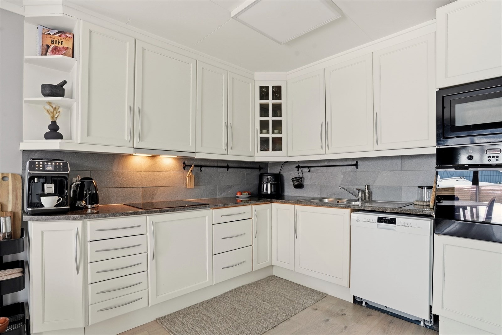 Praktisk kjøkken med god skapplass, gode arbeidsflater og integrerte hvitevarer. Galleribilde