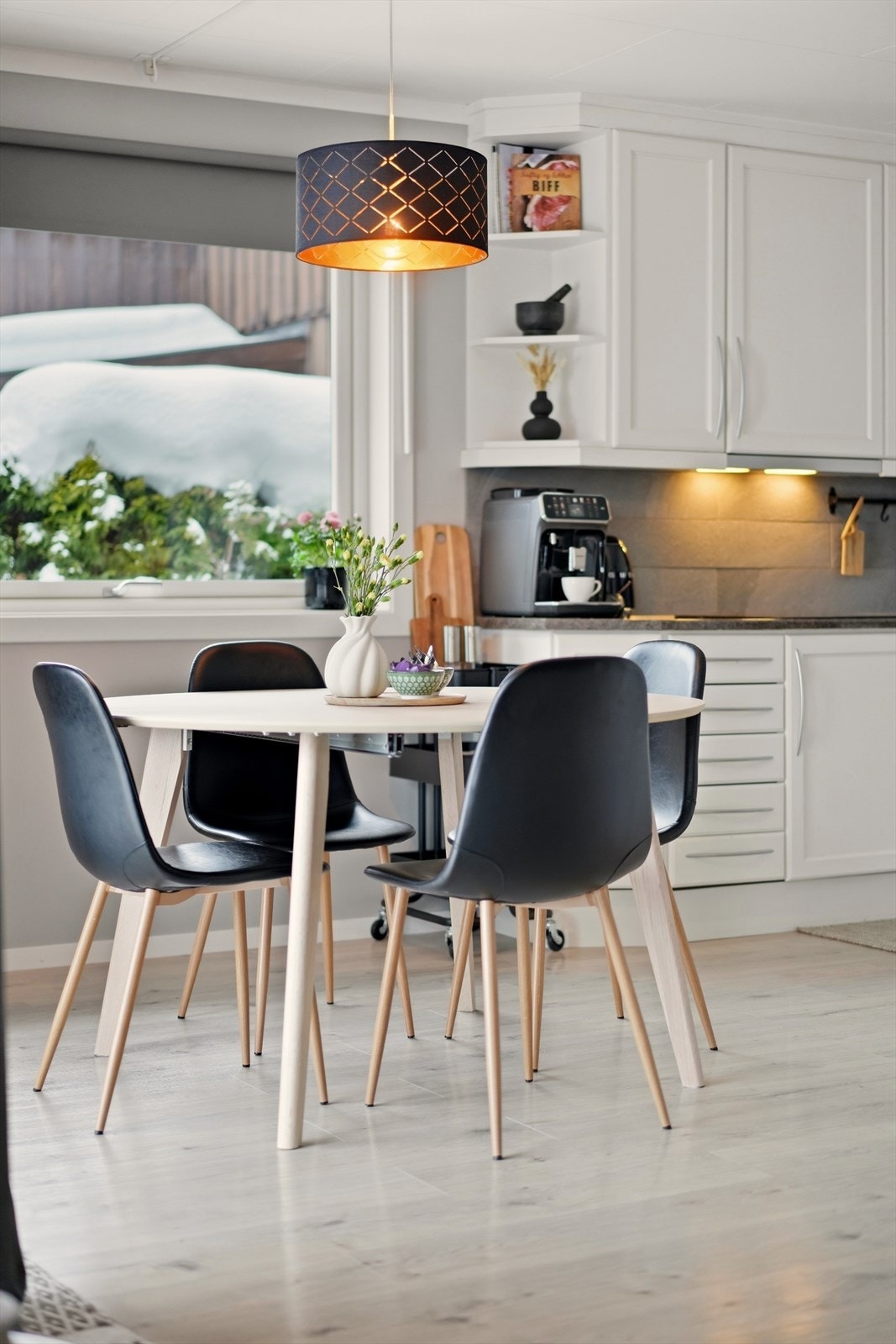 Lys og trivelig spiseplass med hyggelig utsyn og kort vei til kjøkkenets arbeidsflater. Galleribilde