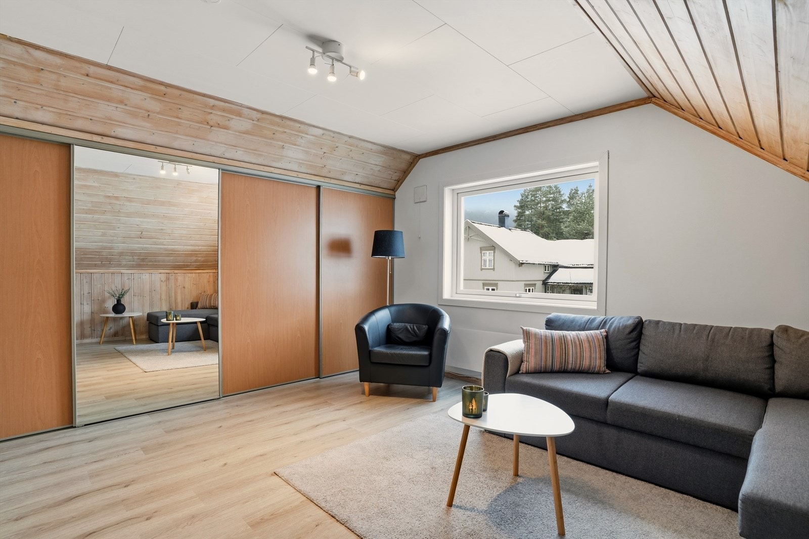 Trivelig loftstue med skråhimling og vindu som gir godt dagslys. Galleribilde