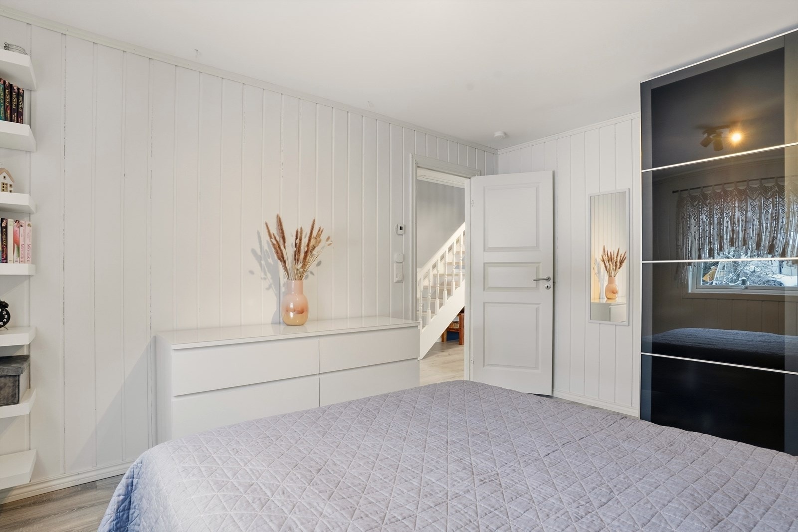 Soverommet har praktisk garderobeløsning og god plassutnyttelse. Galleribilde