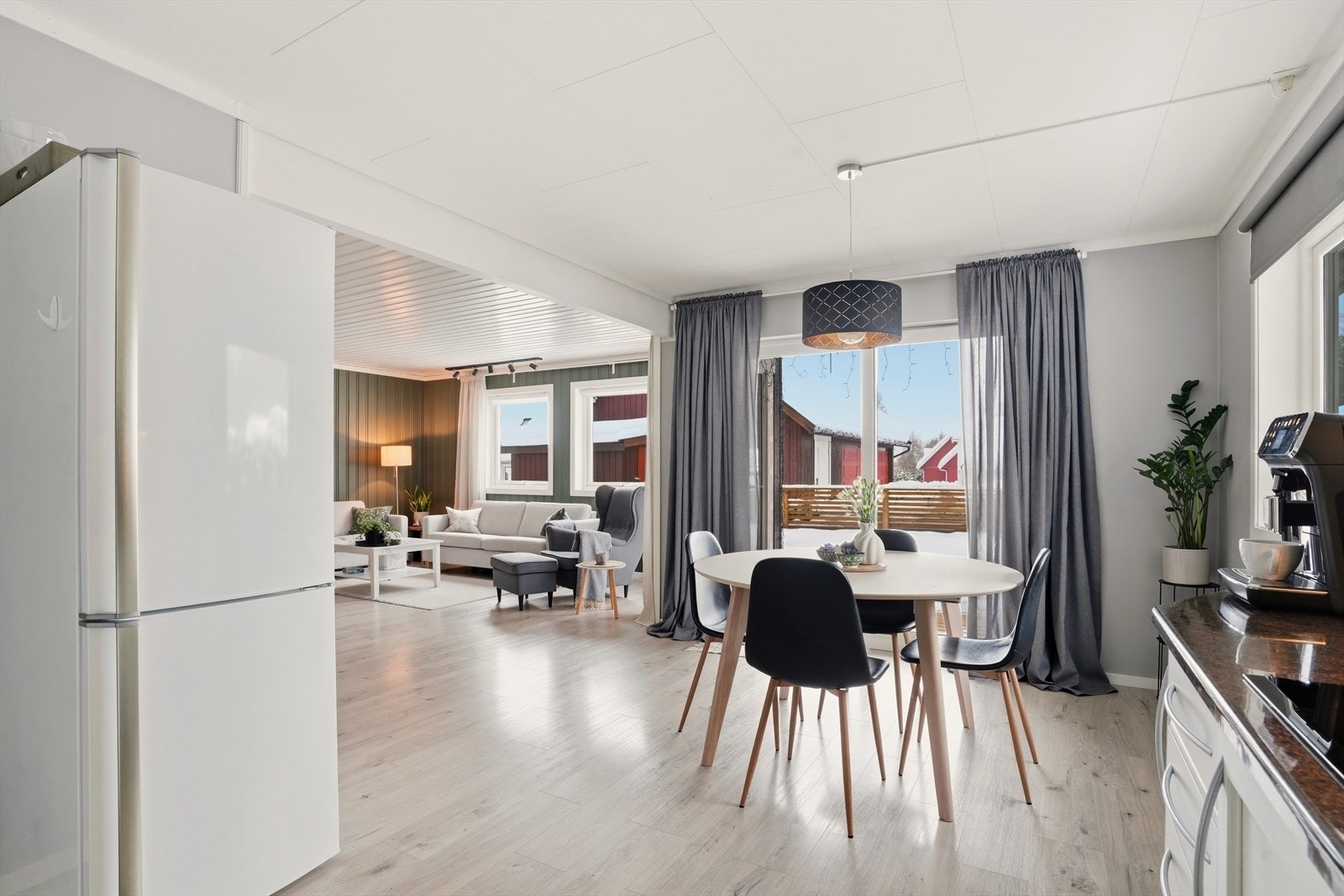 Lys og åpen spiseplass med direkte utgang til uteområdet og god kontakt med stuen. Galleribilde