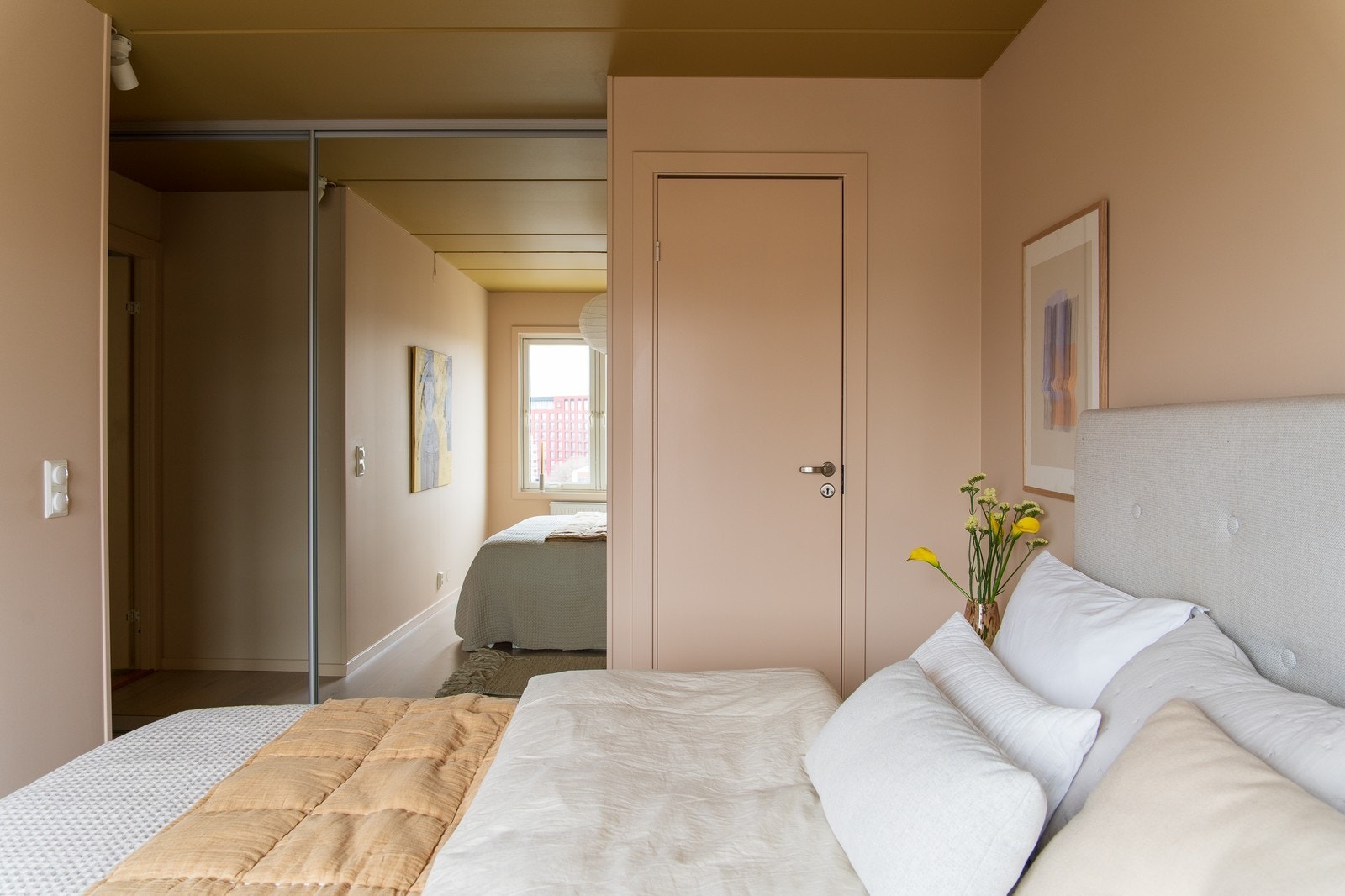 Rommet har godt med lagingsplass i skyvedørsgarderobe og egen innvendig bod Galleribilde