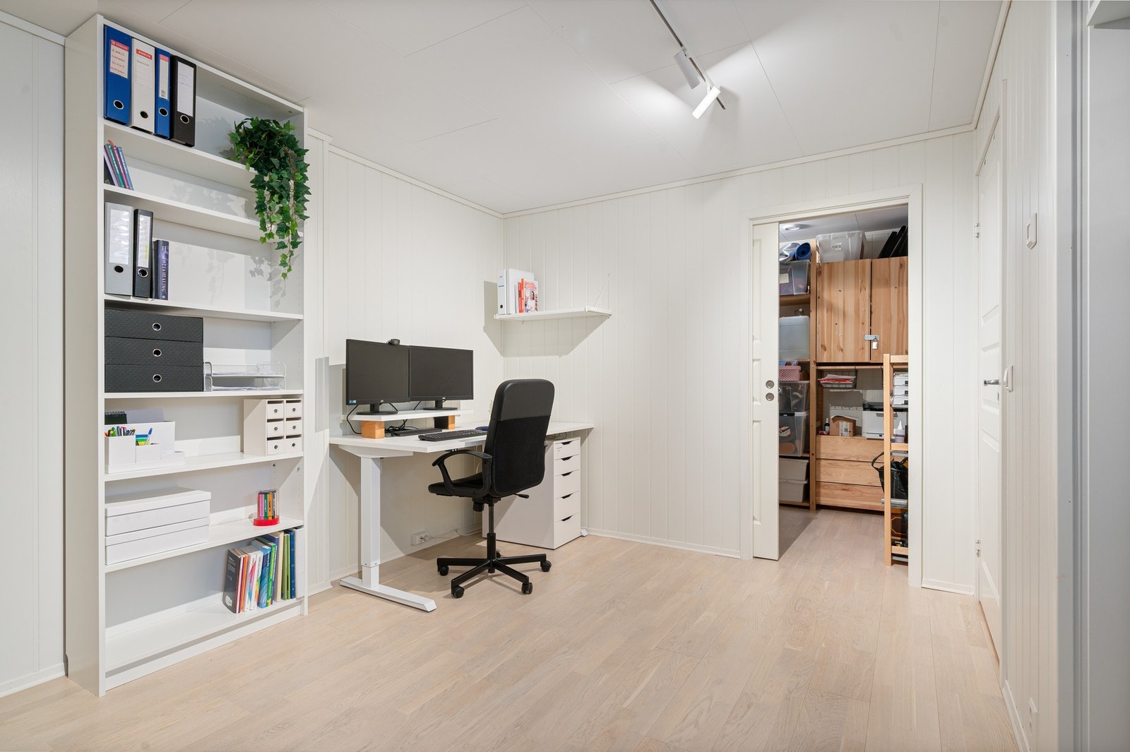 Det er en innvendig bod og to utvendige boder. Galleribilde