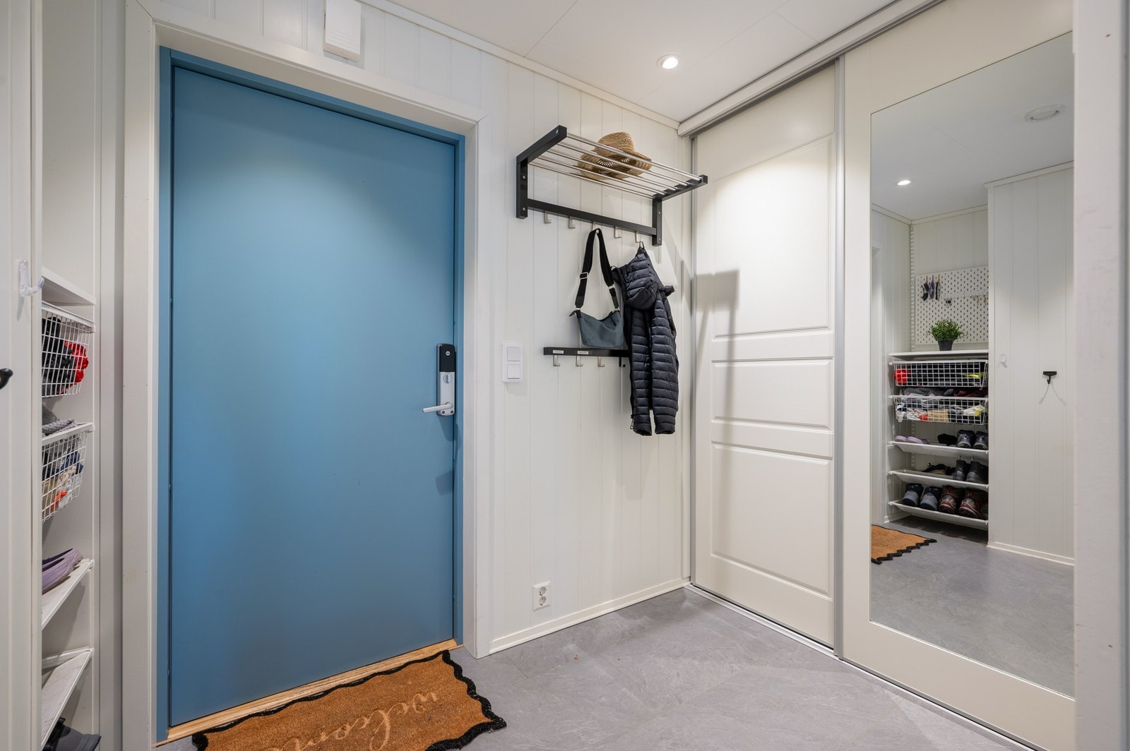 Stor gang med innebygd skyvedørsgarderobe. Galleribilde