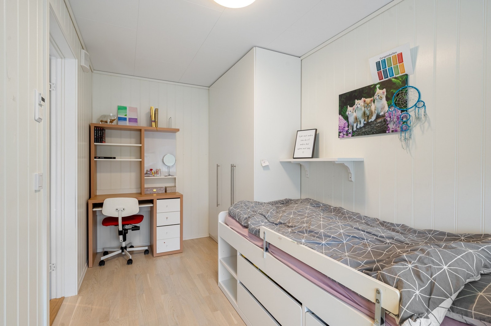 Det er god plass til dobbeltseng og garderobe på alle rommene. Galleribilde