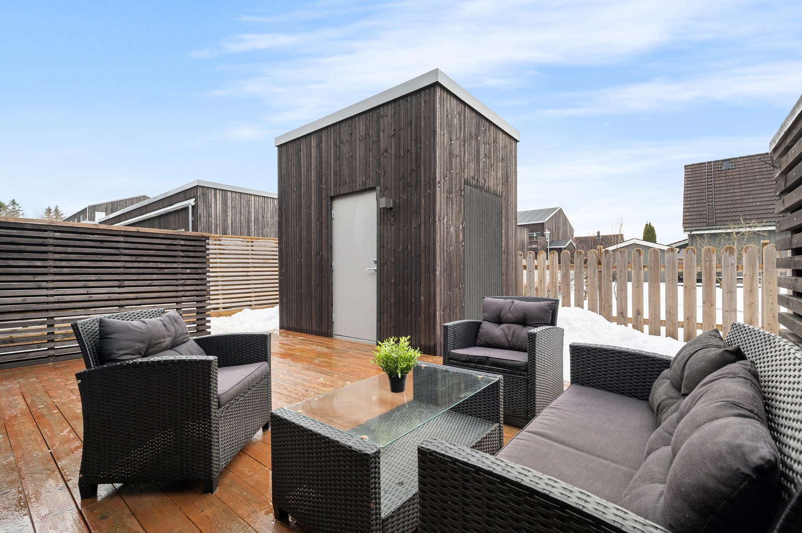 Sørvendt terrasse med gode solforhold. Galleribilde