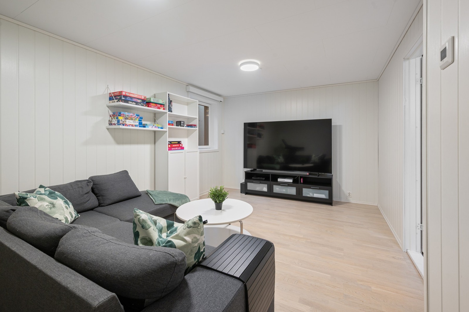 Koselig kjellerstue som er et perfekt oppholdsrom for store og små. Kan også brukes som soverom. Galleribilde