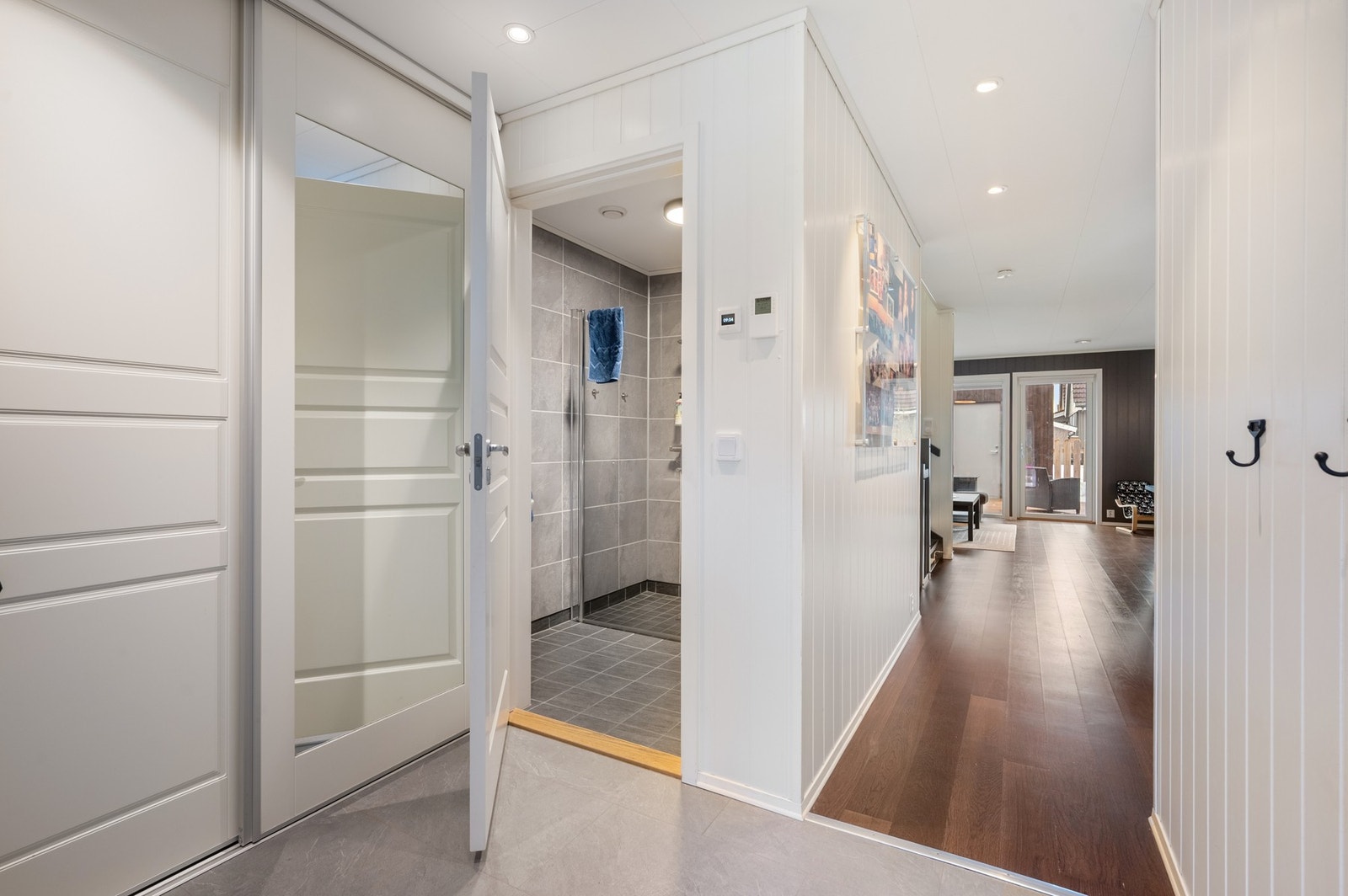 Innbydende entre med direkte tilgang til bad. Galleribilde