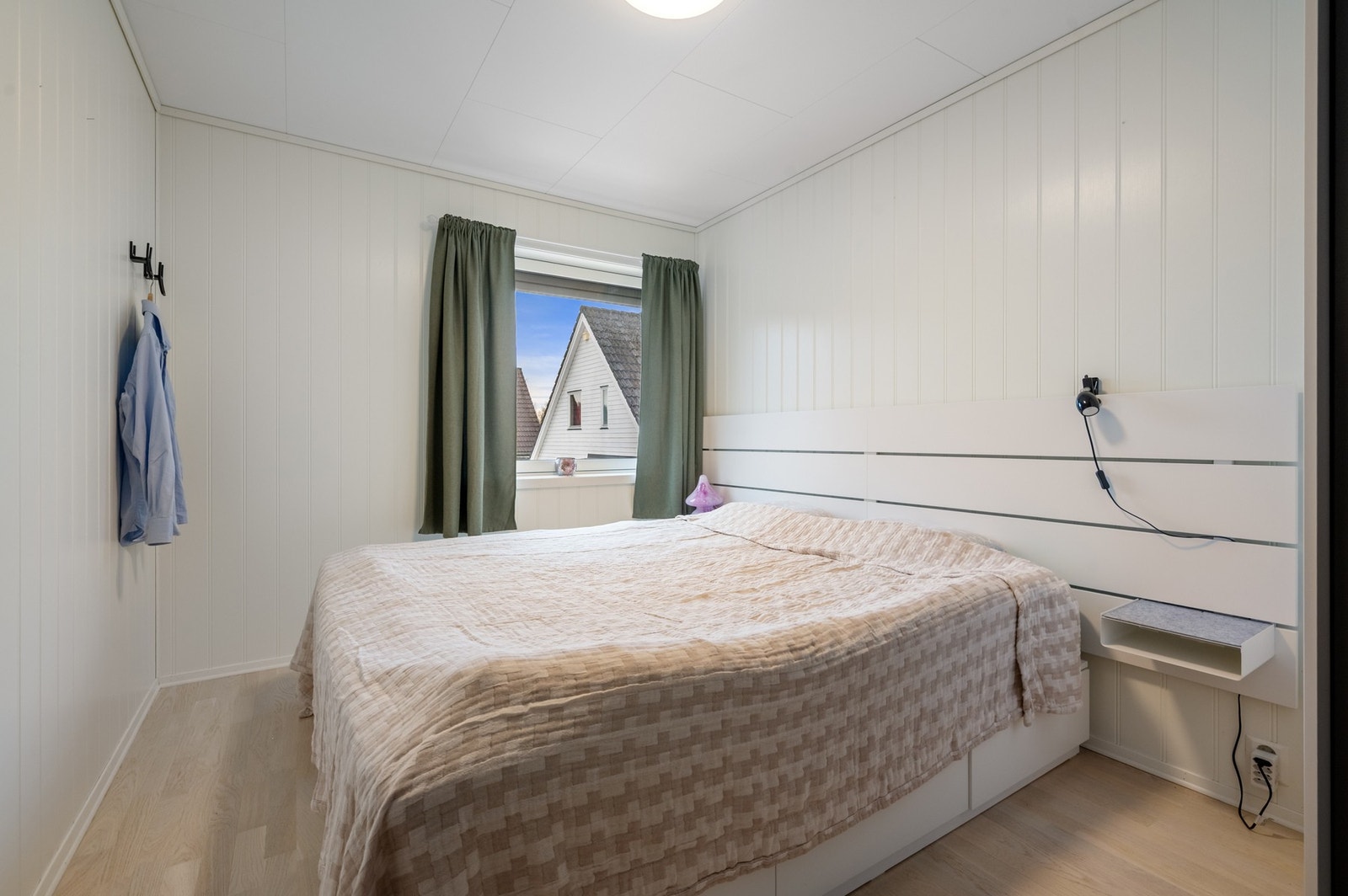 Stort hovedsoverom på 13,1 kvm med god plass til dobbeltseng. Galleribilde