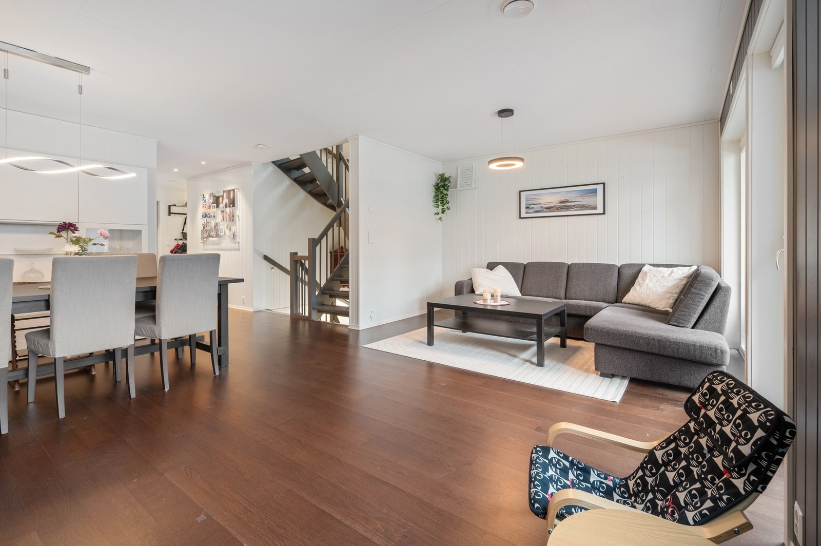 Romslig stue på 46 kvm med god plass til flere sittegrupper. Galleribilde