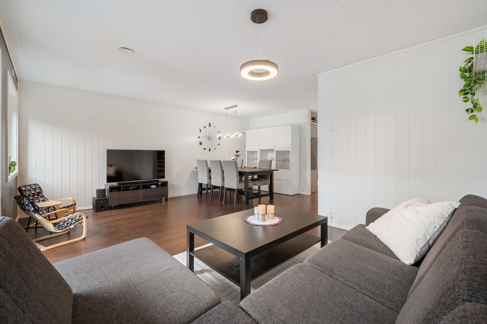 Boligen varmes opp via fjernvarme og solcellepanel. Galleribilde