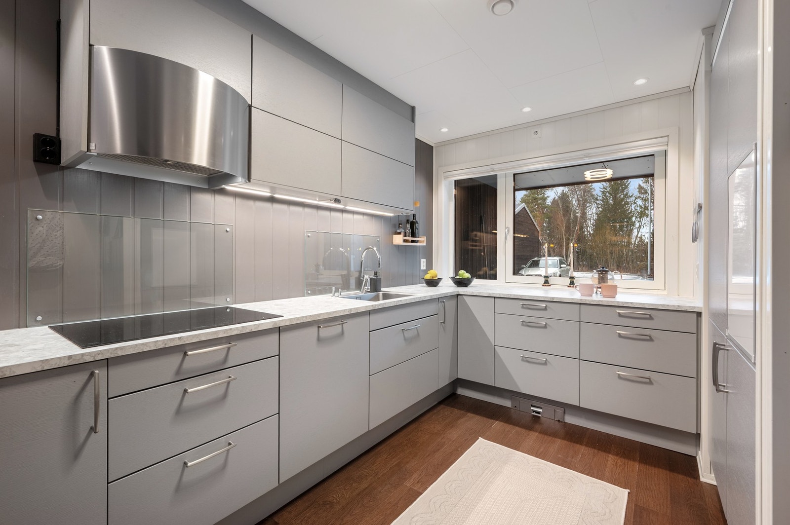 Det er integrert platetopp, stekeovn, mikrobølgeovn, dampovn, kjøleskap, fryseskap og oppvaskmaskin. Galleribilde