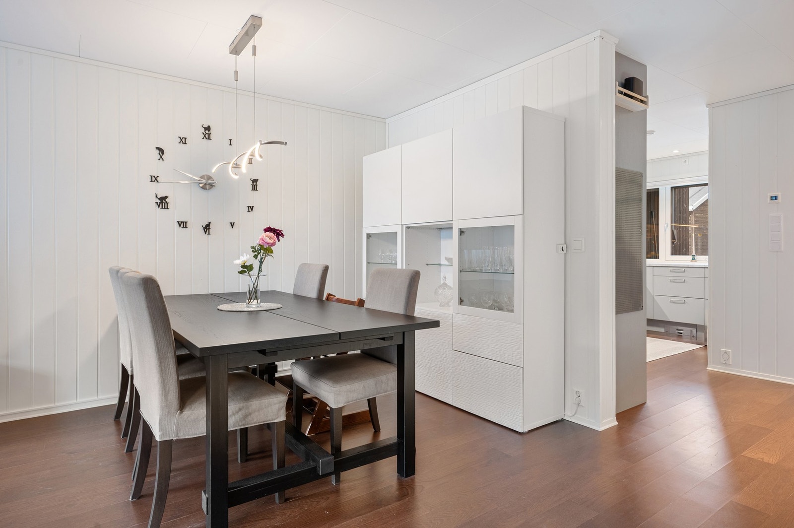 Spisebordet finner sin naturlige plassering mellom kjøkken og stue. Galleribilde