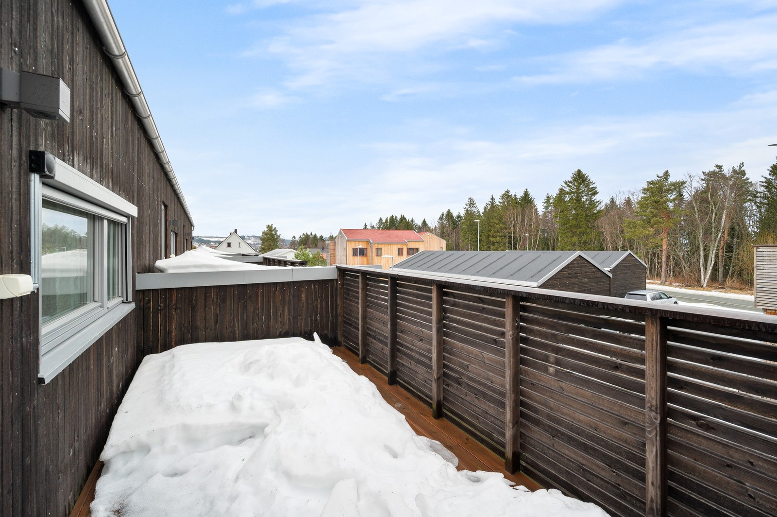 Balkong i 2.etasje. Her kan morgensolen nytes evt. når solen kommer tilbake hit på kveldstid. Galleribilde