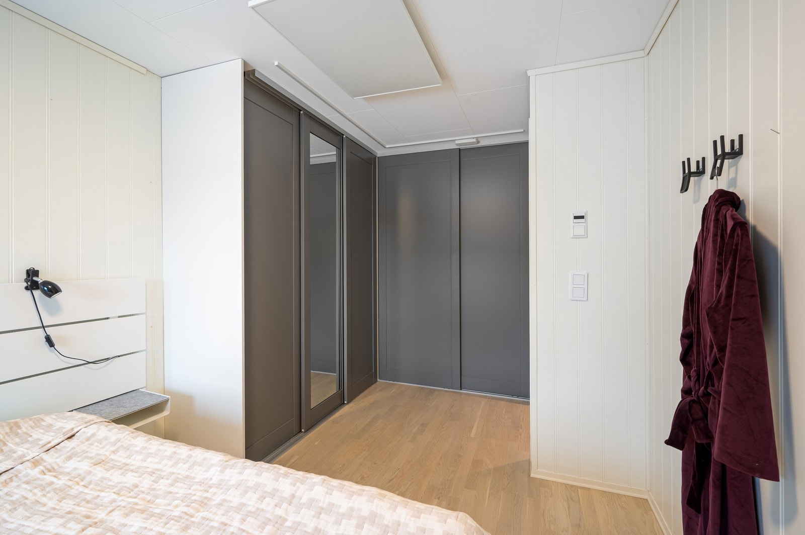 Det er godt med garderobeplass på soverommet. Galleribilde