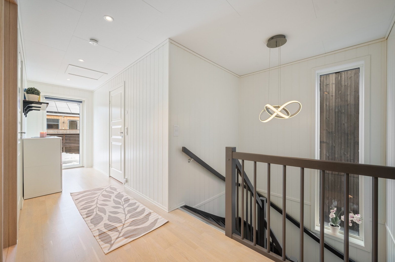 Oppe i 2.etasje er det 3 romslige soverom, et bad samt utgang til en balkong. Galleribilde