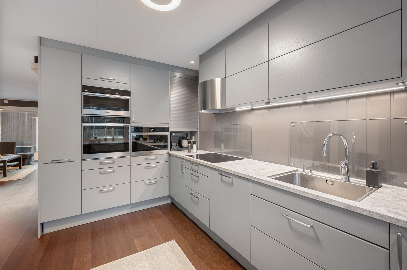 Lukket kjøkken gir ekstra med skapplass. Galleribilde