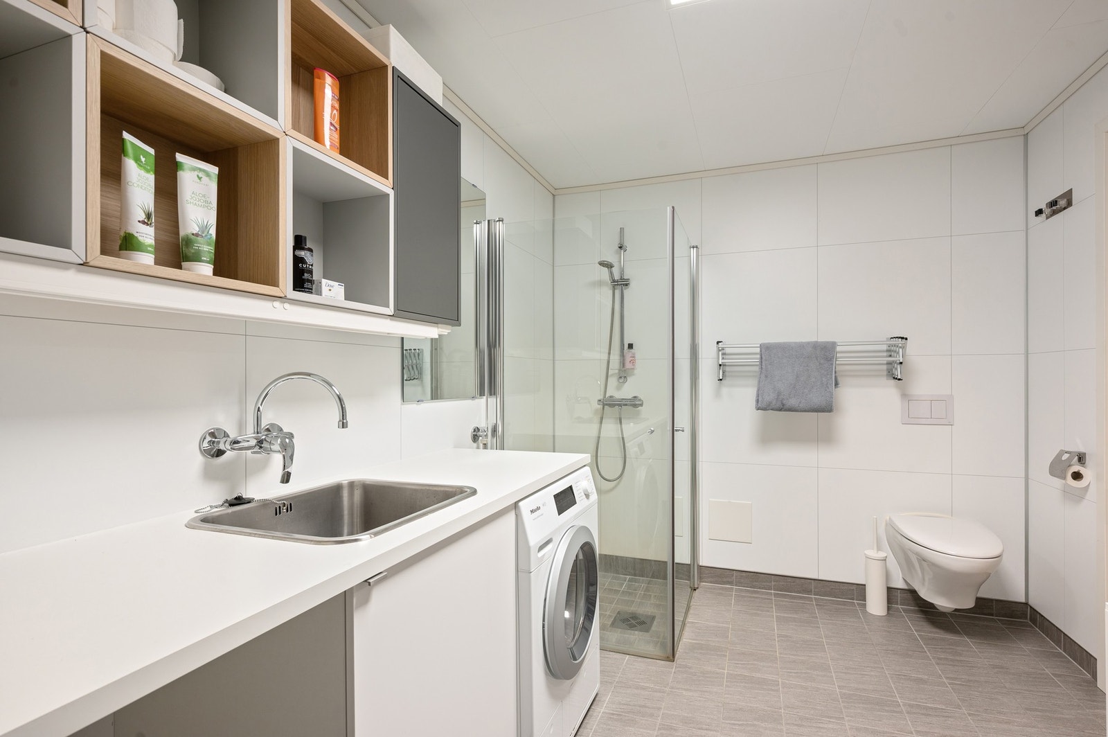 Svært praktisk og romslig vaskerom nede i kjeller. Galleribilde