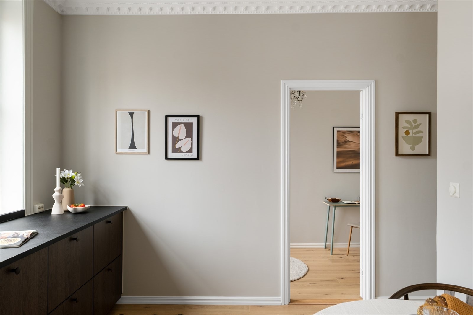 Ved siden av gode oppbevaringsmuligheter i leiligheten disponerer boligen også to eksterne boder på loft med et totalt gulvareal på 12 kvm Galleribilde