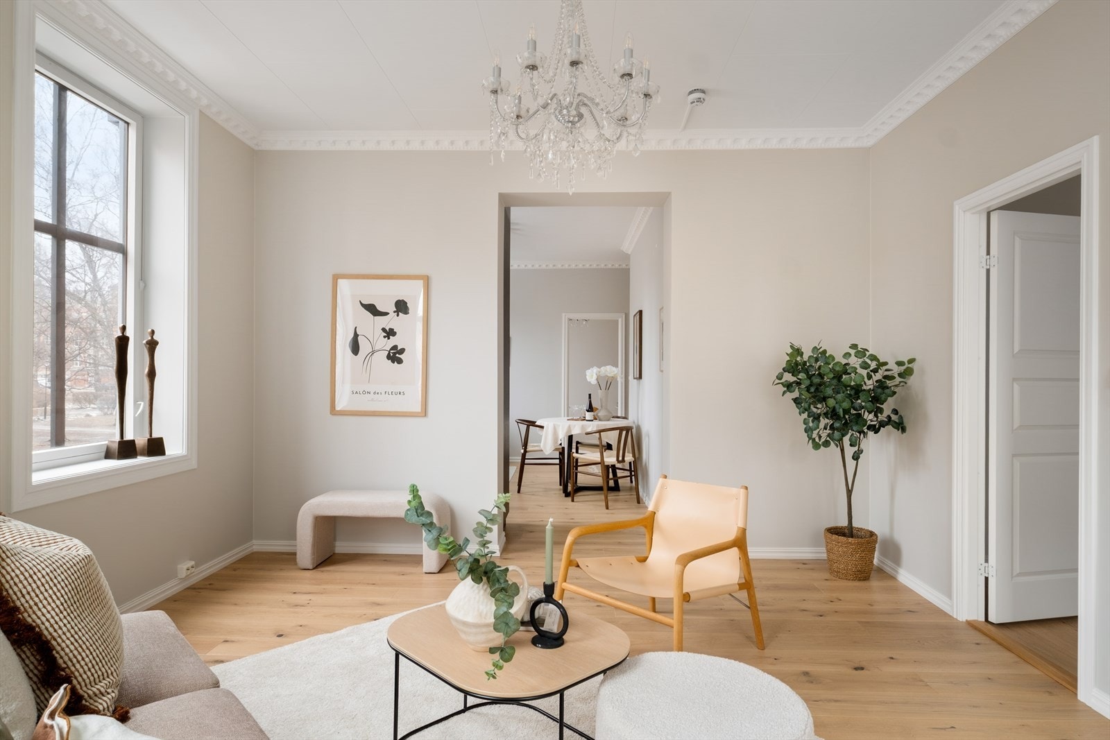 Det er gjennomgående 1-stavs parkett på gulv. Takhøyden er mål til 282 cm i stuen. Galleribilde