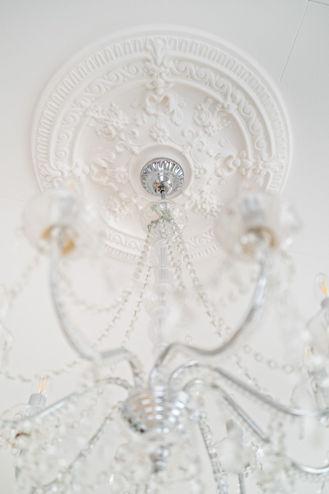 Legg merke til de klassiske detaljene som stukkatur og takrosett Galleribilde