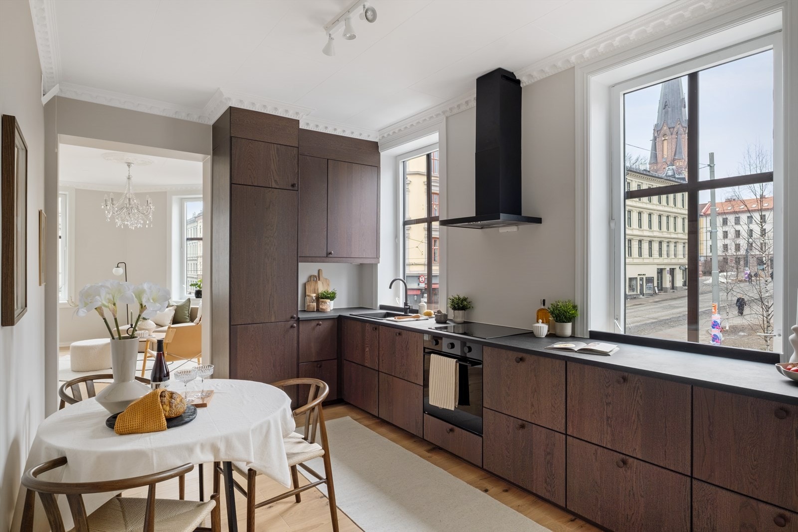 Kjøkken er innredet med kullfiltervifte over stekesonen og opplegg for oppvaskmaskin. Det er integrert stekeovn, platetopp, oppvaskmaskin og kjøl/fryseskap Galleribilde