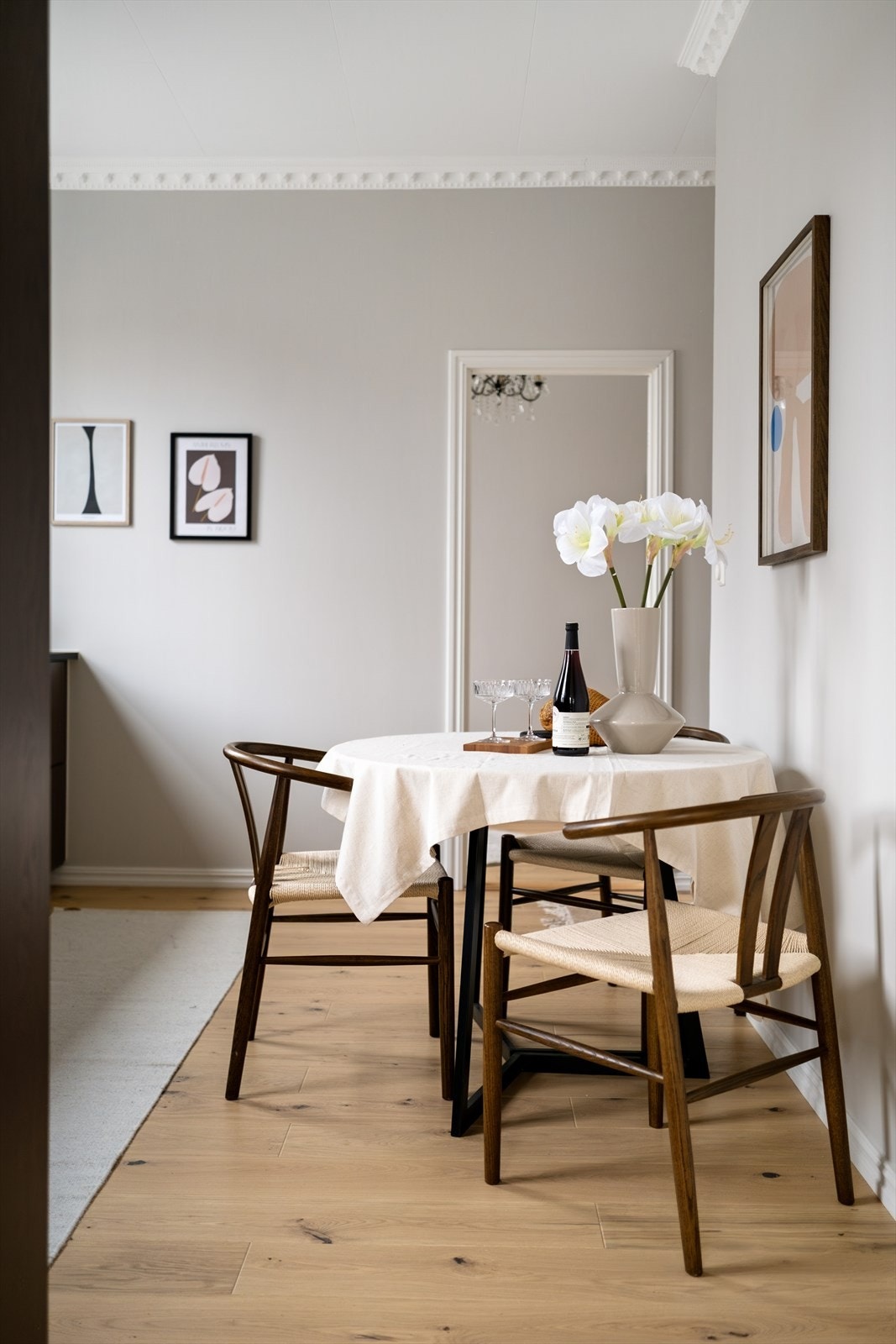 Kjøkken med plass til hyggelig sittegruppe Galleribilde