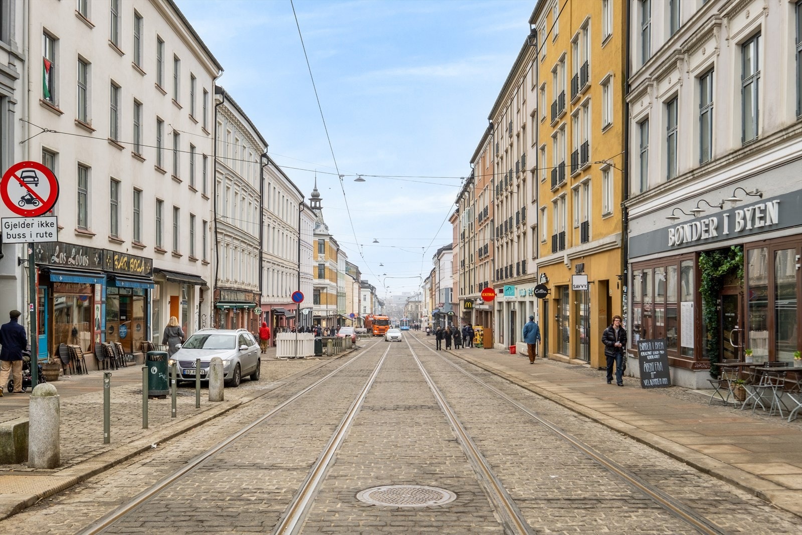 Leiligheten ligger sentralt til med direkte nærheten til alt av servicetilbud Galleribilde