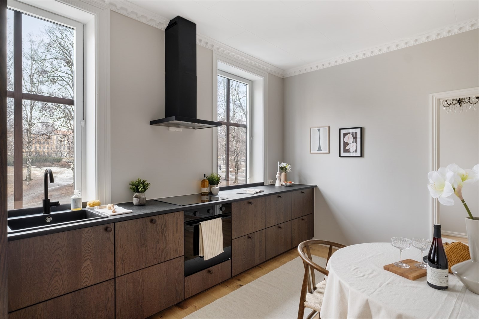 Lekkert og praktisk IKEA kjøkken med slette fronter og benkeplate med nedfelt koketopp og oppvaskkum av kompositt Galleribilde