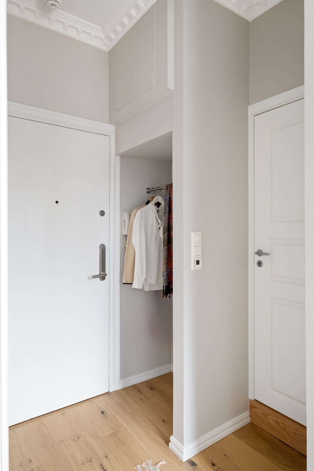 Entrè innredet med porttelefon og praktisk garderobeløsning for optimal oppbevaring Galleribilde