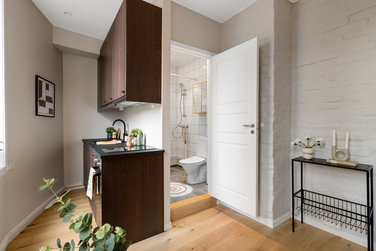 (Ikke godkjent til varig opphold) Kjøkkenet har slette fronter og benkeplate med nedfeltInnredning med kullfiltervifte over stekesonen og bereder Galleribilde