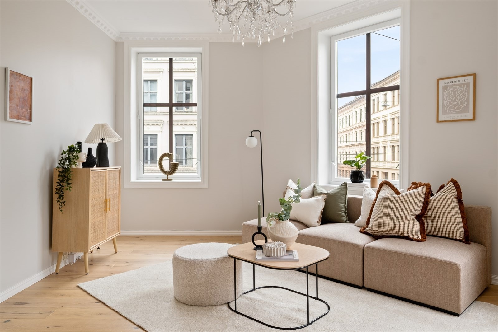 Leiligheten ligger i byggets 2.etasje og inneholder:
Hoveddel: Entré, stue, kjøkken, 2 soverom og bad
Hybel (godkjent som kott) med stue, kjøkken og bad Galleribilde