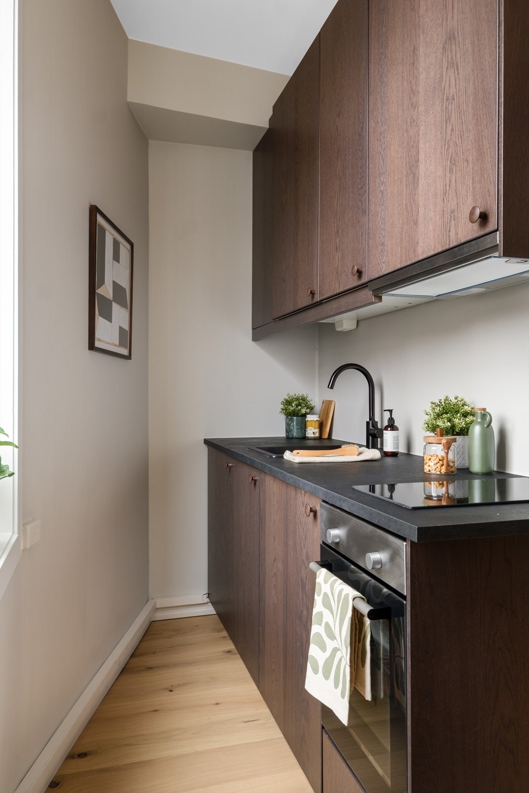 (Ikke godkjent til varig opphold) Det er integrert kjøleskap, stekeovn og platetopp Galleribilde